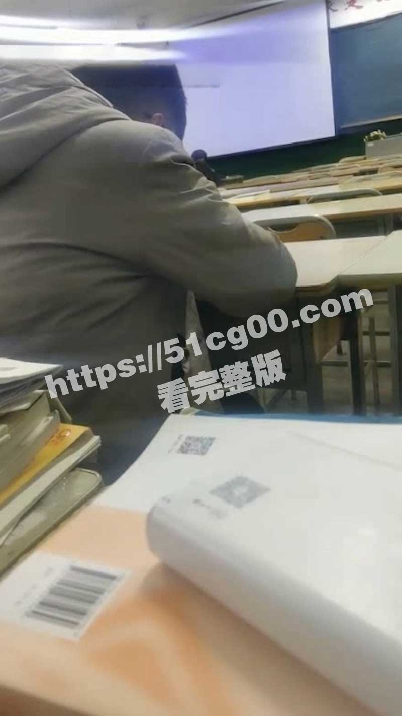 跳蛋藏逼上课那才叫爽 好不容易到了下课急忙着跑厕所喷 金主的任务就是这么刺激与变态 人前跳蛋自慰超刺激！