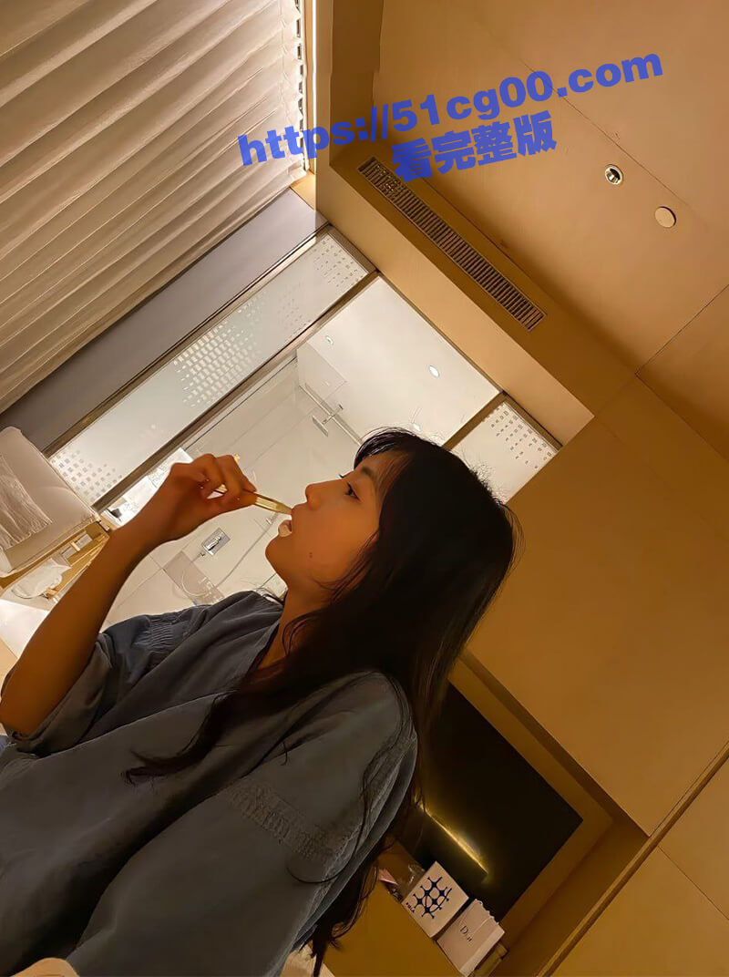 真实健身达人被土豪包养带到酒店豪宅啪啪啪，极品奶子蜜桃臀无毛嫩逼被各种玩弄，这就是有钱的人世界吗