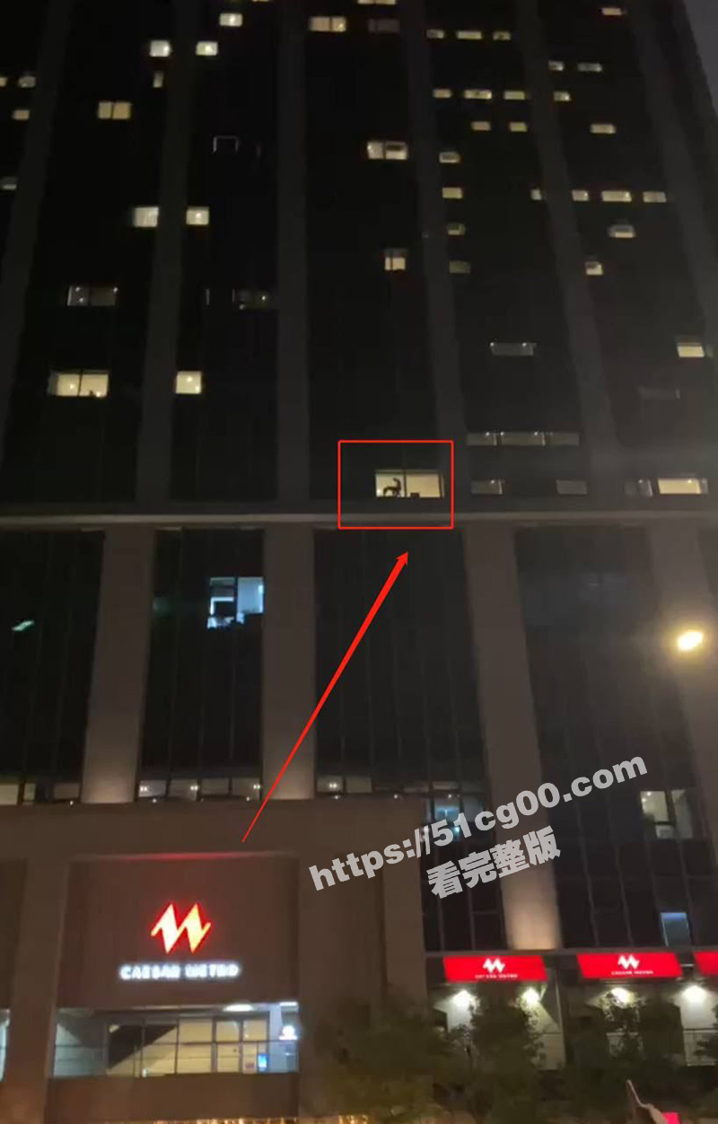 太刺激了 湾湾情侣酒店落地窗前上演皮影戏 看着楼下的观众疯狂后入！