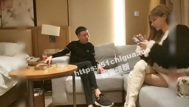 钱都给了 就算吐了也要继续干！探花老哥酒店约炮蜂腰巨乳长小姐姐 没成想小姐姐逼太臭了 直接把老哥干吐了