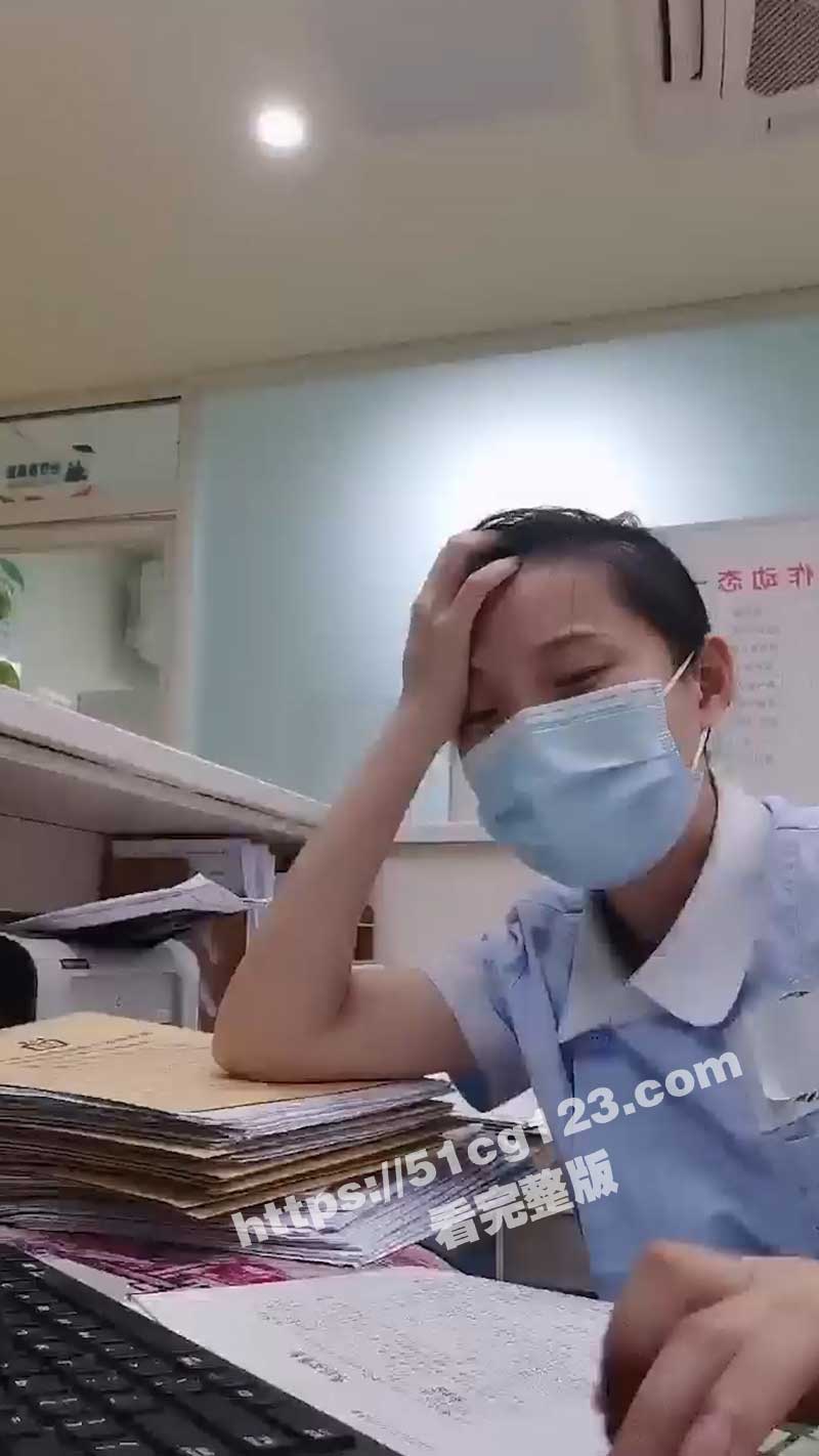 四川某院护士夜班太无聊 上班期间大胆直播跳蛋自慰 露脸直播 表情极度淫荡 连自己的淫水都要尝尝咸淡