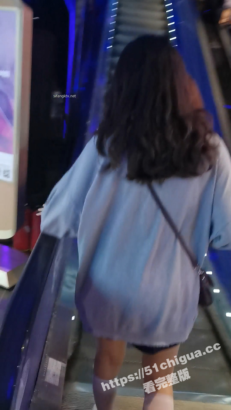 天狼星系列街射涂鸦！大神街头涂鸦 跟拍街射 射裸腿 强摸 好多妹子都发现了 还有的闻一闻是什么的！