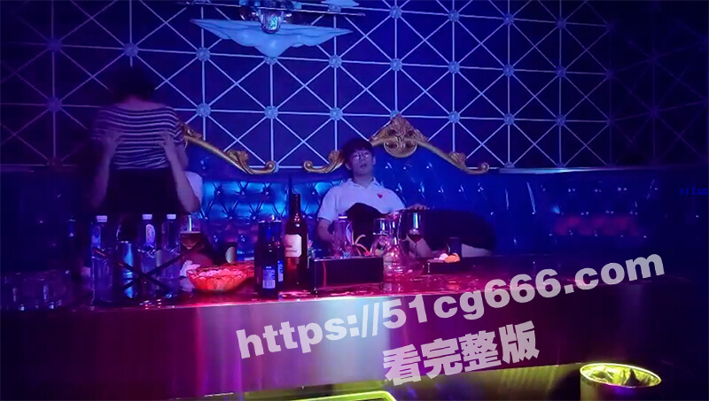 我都射了你还在操我老婆，下次不和你换了！两对夫妻KTV喝高兴了直接换着老婆操，姿势花样还挺多
