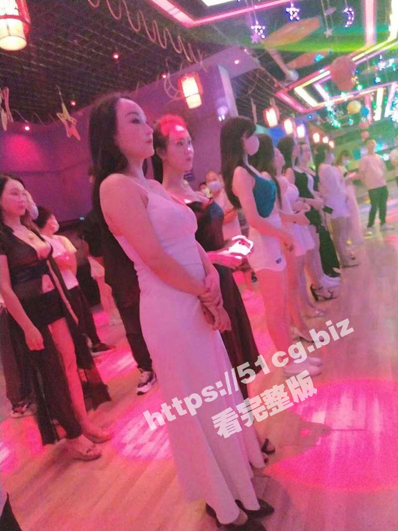 尺度最大的莎莎舞偷拍集合 大庭广众下吃鸡 借着灯光昏暗各种摸奶抠逼