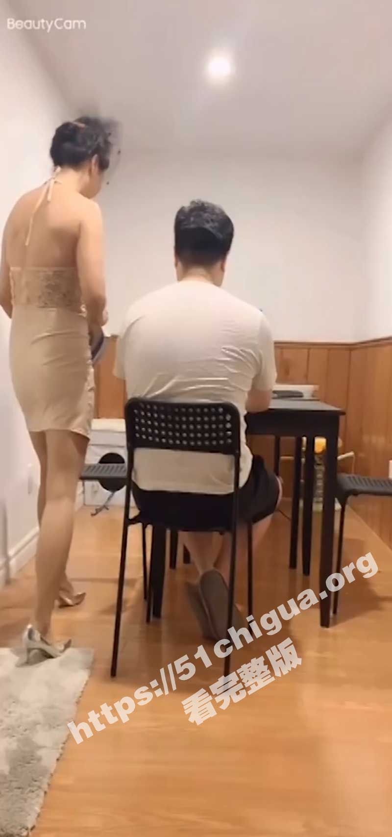 麻将馆里打牌输钱怎么办？！只好勾引牌友以身抵债 一个上艹完接着另一个玩 妥妥的大骚鸡！