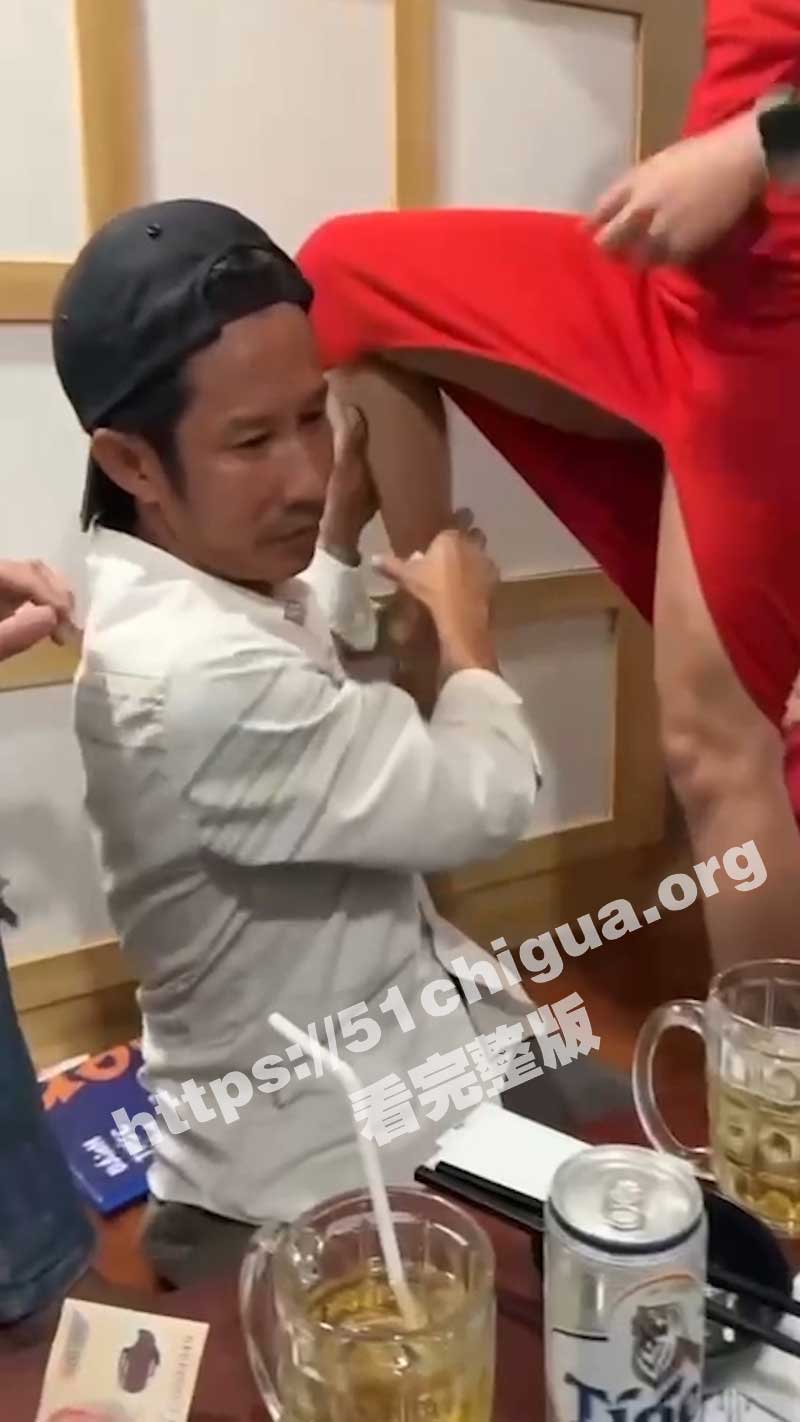 只要你舔她的逼 这个工程就给你 某工程项目方请包工头吃饭 要求包工头舔女秘书刚被内射的逼
