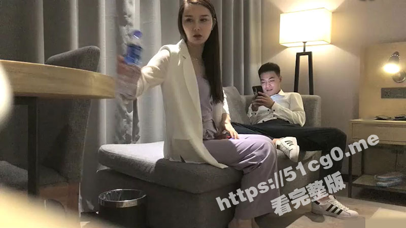 男爵探花 酒店约炮长腿OL御姐3000一炮 男爵觉得不值 御姐自降逼价恳请留下 外围也不好干呐 还要自带情趣套装