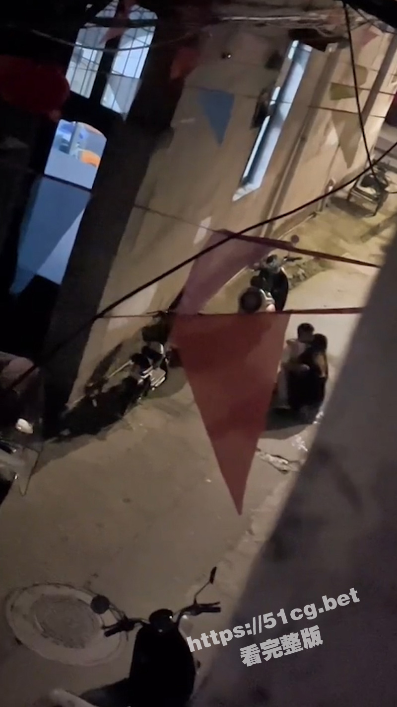 温州杏垟村 亲嘴亲缺氧了？110 120到场 被担架抬走了！