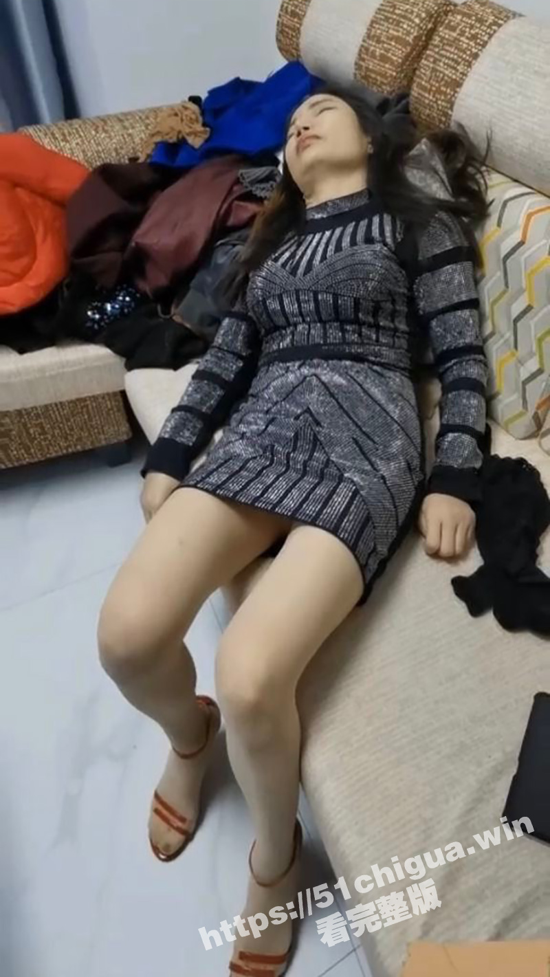 广州禽兽儿子趁着爸爸外出 下药迷玩后妈淋尿 高跟插逼 精液羞辱 不是亲妈就放心大胆的玩！