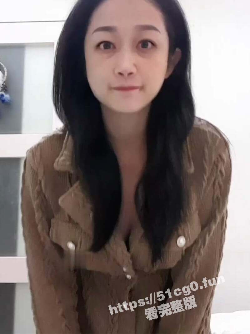 风骚F杯巨乳少妇一个人在家发骚 给老公录制打飞机素材 骚话连篇动作到位 极品少妇韵味十足