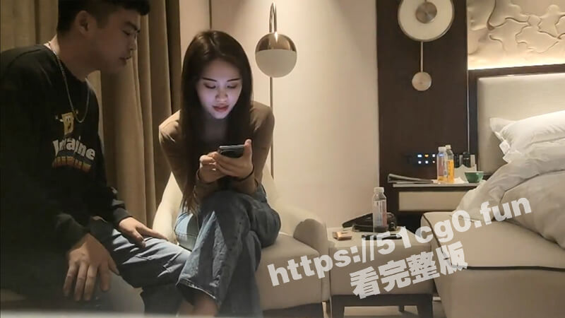 我男友不在这边 不然我也不敢来见你啊 他说明年和我结婚 妹子你知道男朋友可能正在看你直播吗