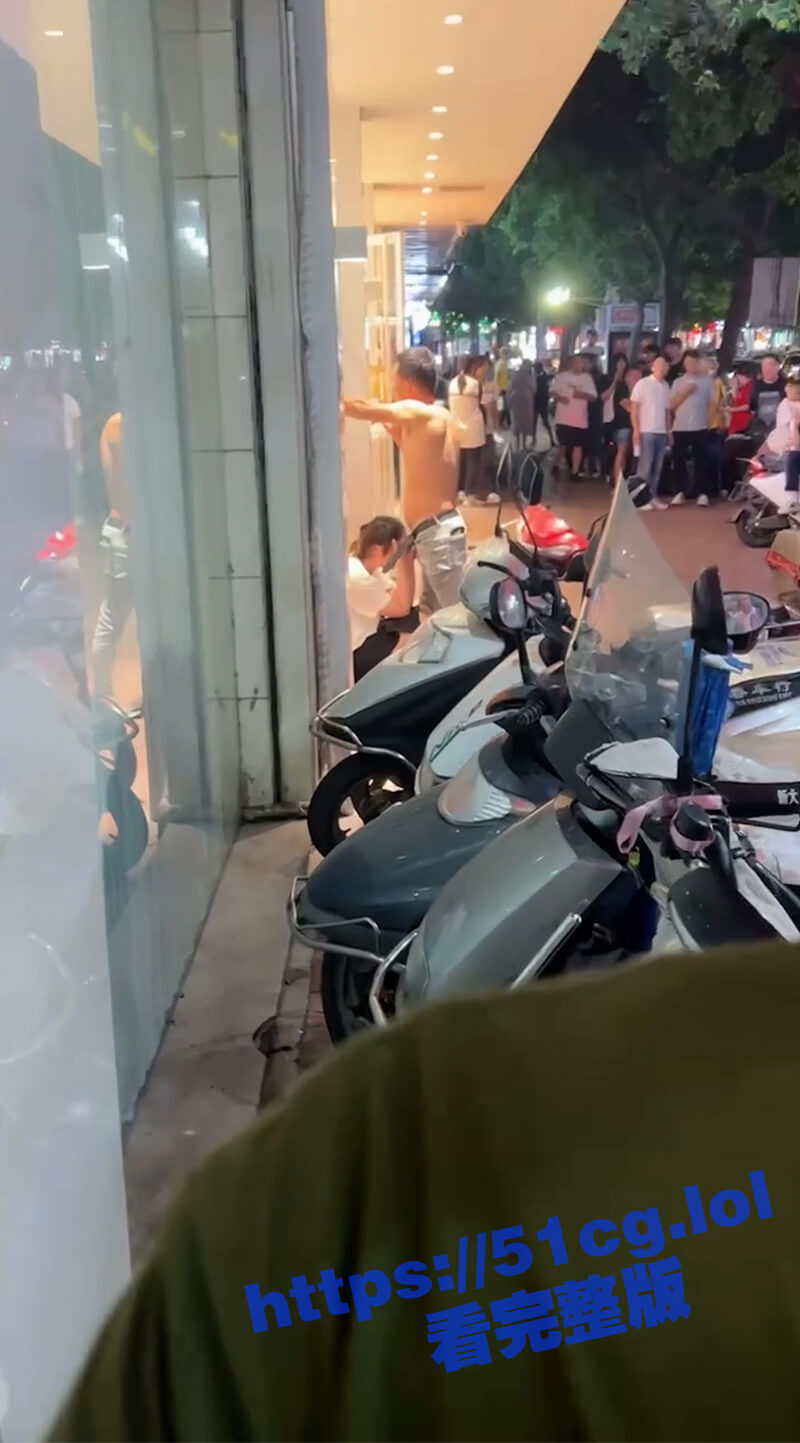 福建霞浦 情侣耐不住寂寞当街口交 车来人往竟旁若无人 喝多了还是想出名想疯了？