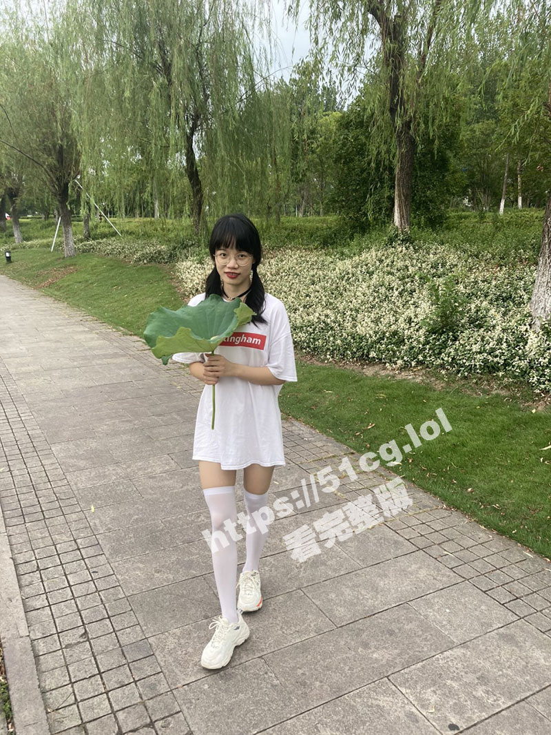 十个眼镜九个骚 合肥师范大学 极品骚鸡眼镜娘 任菲 肉棒舔食者 露脸骚鸡穿着情趣丝袜吃你的鸡