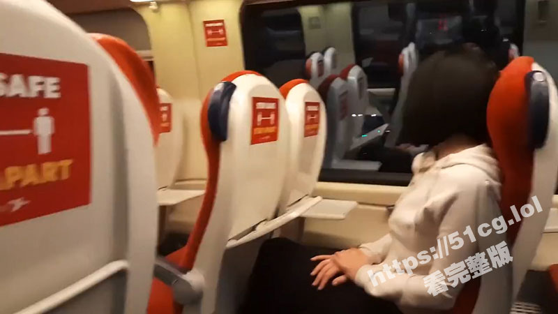 高铁上露鸡鸡 短发美女看到我的大鸡吧心动了 主动过来口交打飞机