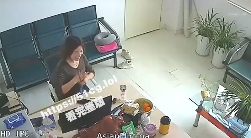 这又是哪位妇女主任？办公室偷情果然比酒店来得刺激！