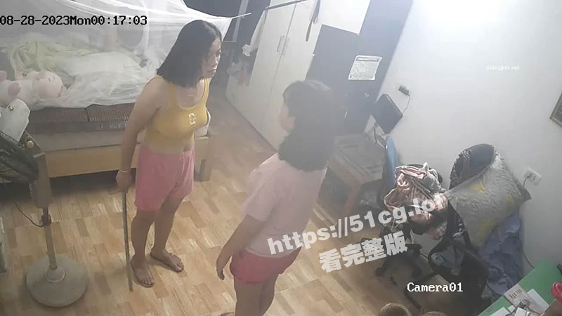 姐妹俩为了争抢自慰按摩棒使用权 大打出手 终究是姐姐心疼妹妹 让妹妹夺得了使用权