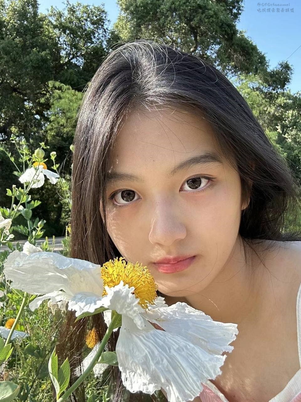 表妹爱上表哥 还在上大学的表妹 风情万种的样子和她含情脉脉的口交 简直就是人间尤物