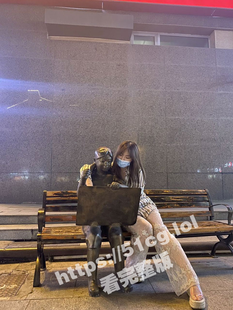 瓜友真实分享自家骚母狗 户外露出饥渴到用防撞栏自慰 拿男友的小拳拳体验拳交