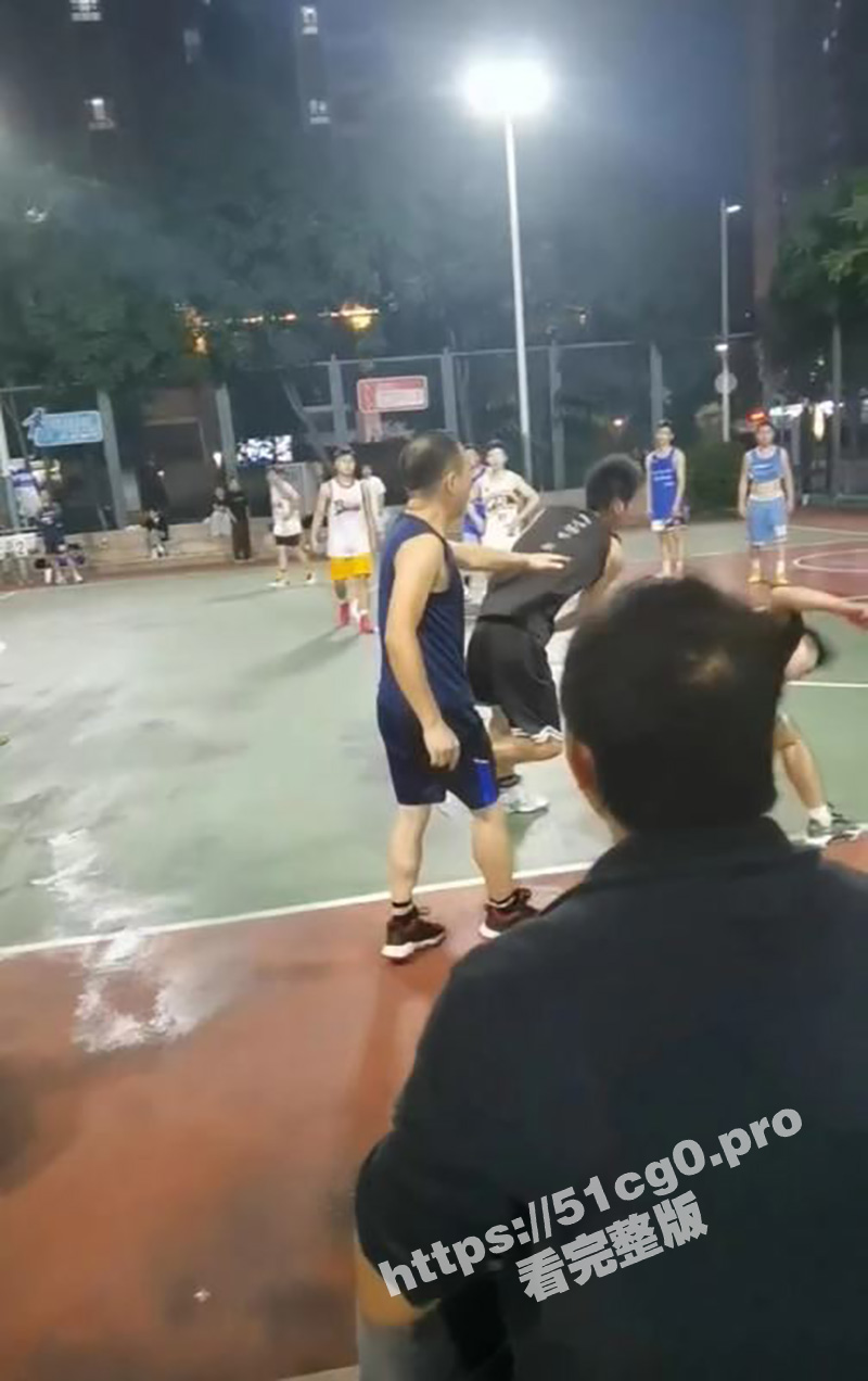 一拳超人！深圳平湖篮球场 两男子发生肢体冲突 一男子被抱摔后倒地抽搐！