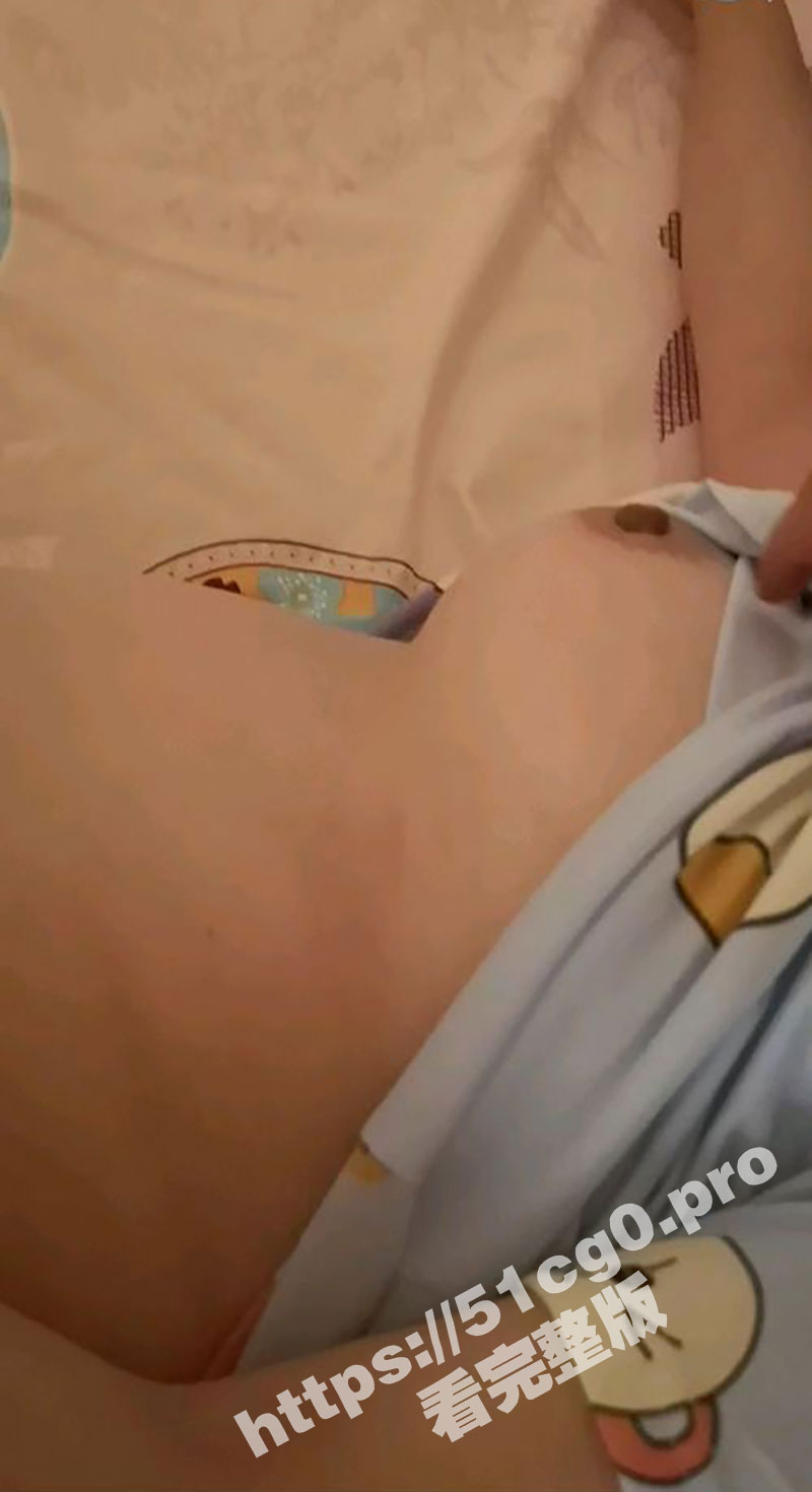 披风少年爱老妈 潜入老妈房间偷拍她睡觉 撩起老妈的睡衣 第一次近距离看老妈的逼逼