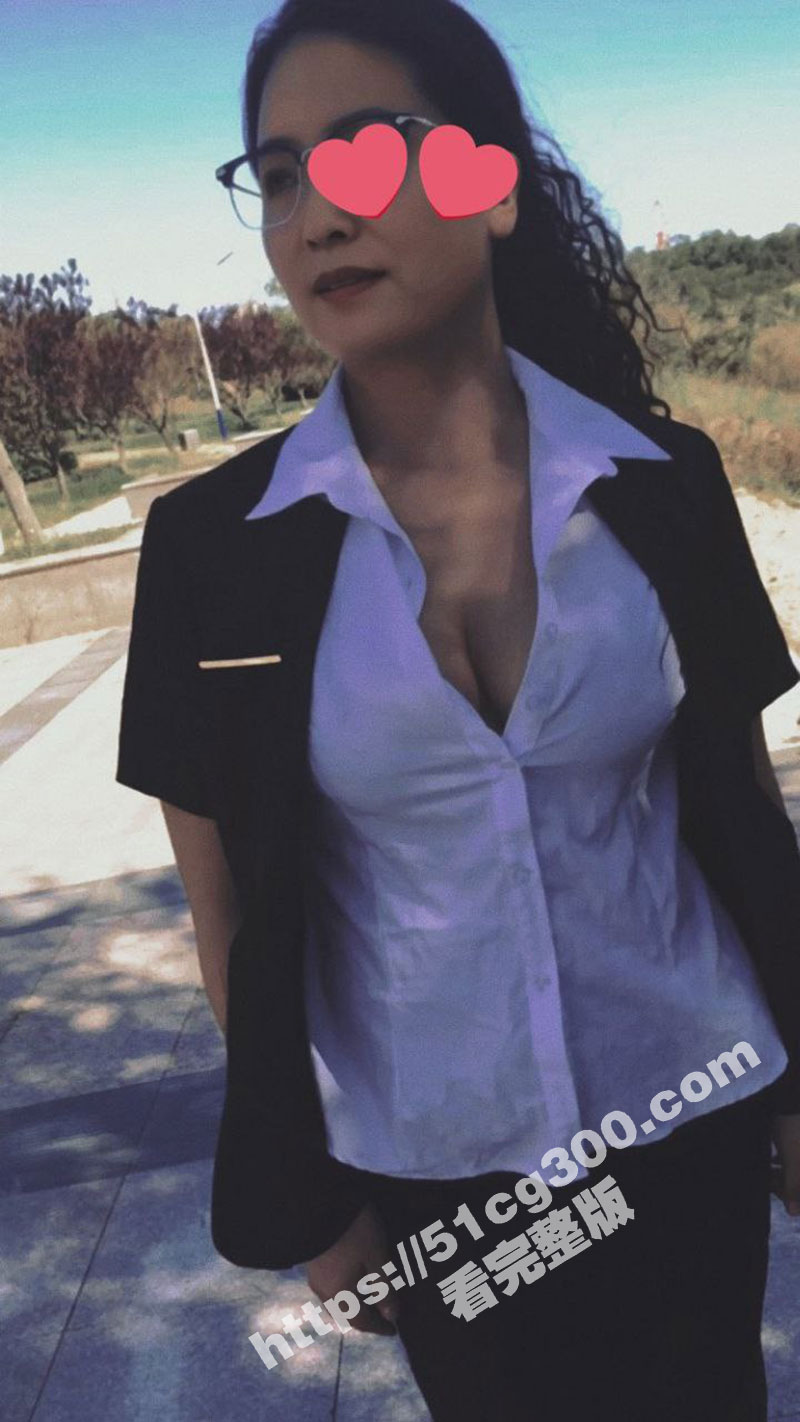 小鸡巴老公与自己47岁熟女老婆的故事 微信上求老婆让老婆在儿子面前岔开双腿 儿子转头偷瞄妈妈屁股那一瞬绝了