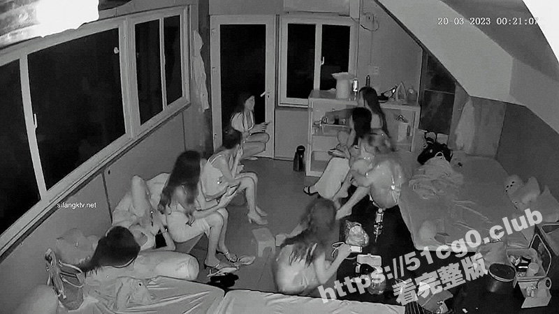 摄像头破解！外国夜总会休息室里的小姐姐个个身材棒 竟然遇到扫黄 开门一惊 很自觉的跟着公安走！