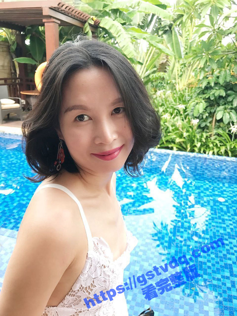 带着熟女阿姨出门旅游啪啪啪 身体都快受不了了 都说女的30如狼40似虎 这个年纪的女人一般人还真满足不了