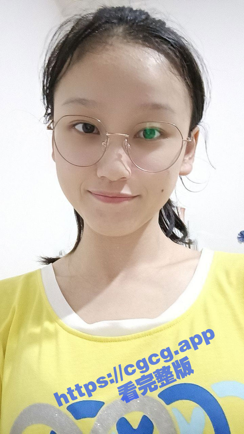 湖南带金丝眼镜的反差小母狗 周艳妮 被短小精悍的鸡儿射了满脸 反差婊就该被颜射 满脸米糊的样子真带劲