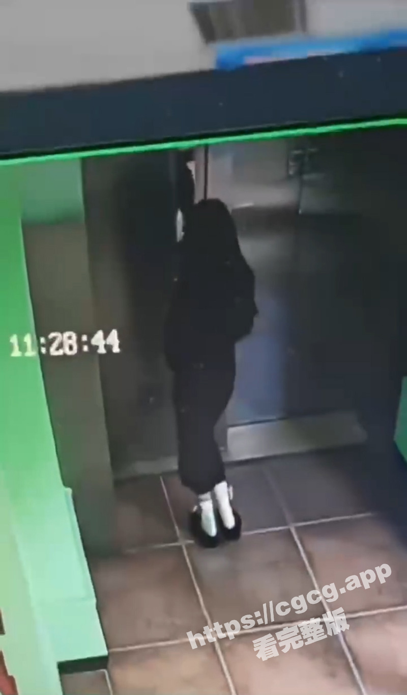 请各位文明拉屎！河南驻马店 一女子在电梯内排泄无视监控 随后淡定离开！社交媒体账号被扒