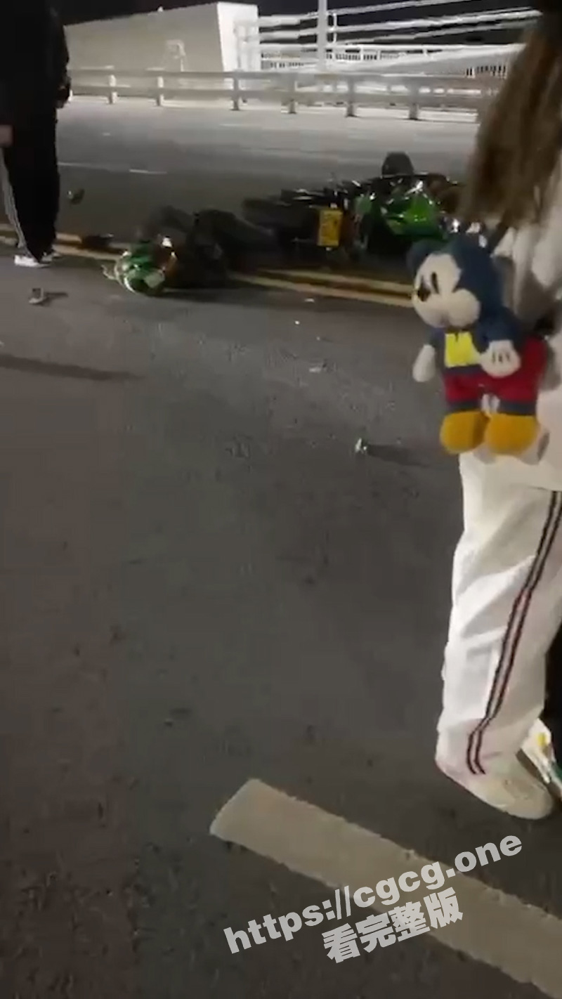 现在骑车妹儿的太生猛了！嗖一下就过去了 啪一下就躺地上了！