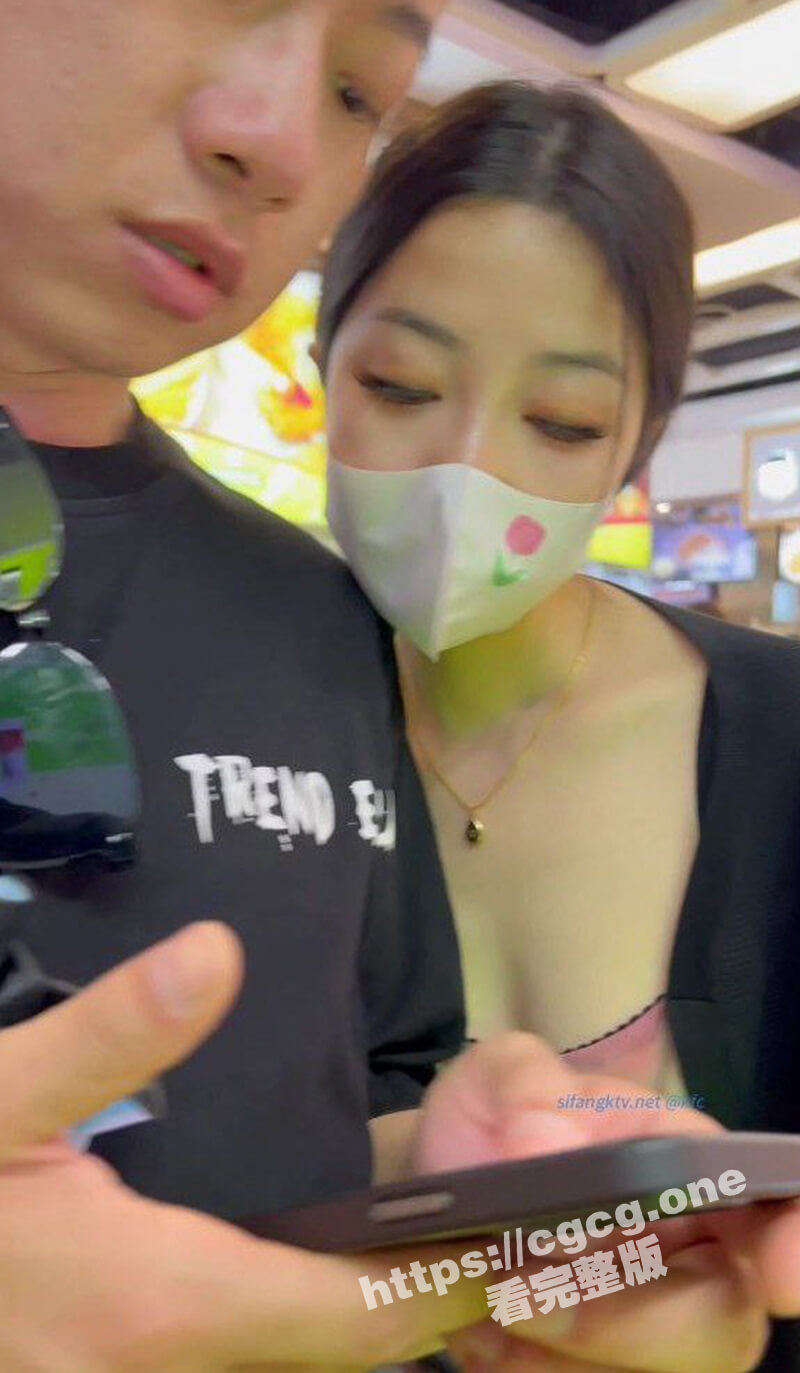 牛逼大神抄底偷拍 数十位高颜值时尚妹子 露脸身材绝佳高挑美女 居然不穿内裤逛街 一窥到底