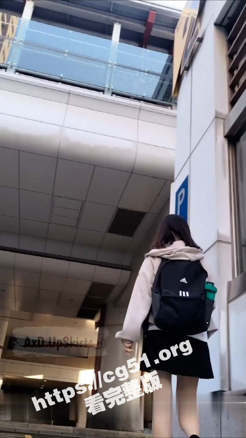 大神跟踪尾随偷拍美女前台 意外发现骚逼竟然无内到处逛街坐地铁！还是一个无毛白虎小骚逼 果断伸手撩裙子