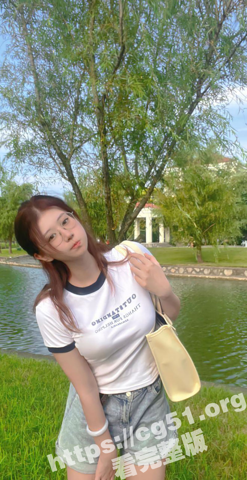 十个眼镜九个骚 兰州工商学院 极品反差婊 郭妍 带男友回自己宿舍做爱 给男友学母狗抱头 高清性爱视频流出