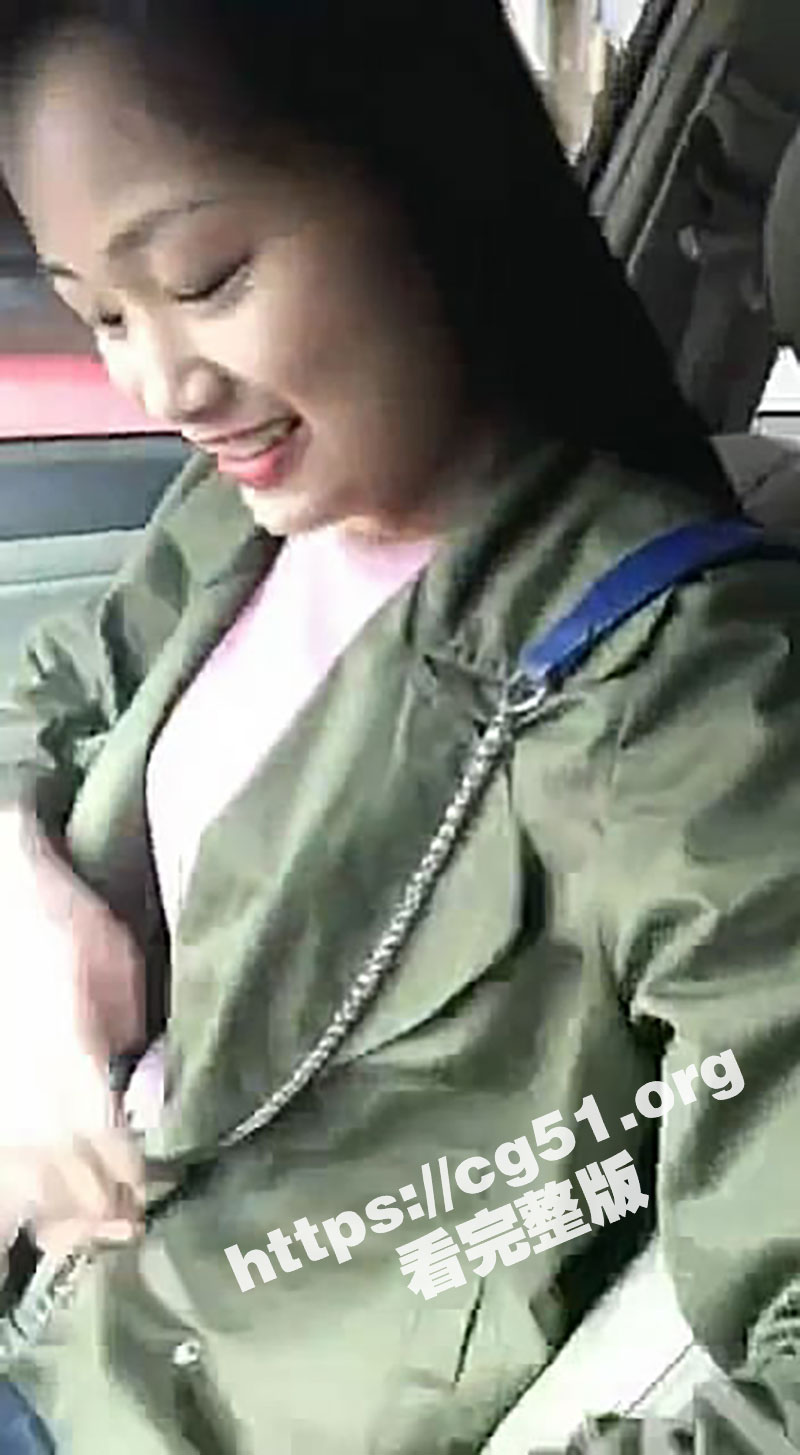 甜美小情人今天不想开房想玩车震 大白天在马路边直接车里坐上去猛草 旁边清洁大爷都惊呆了！