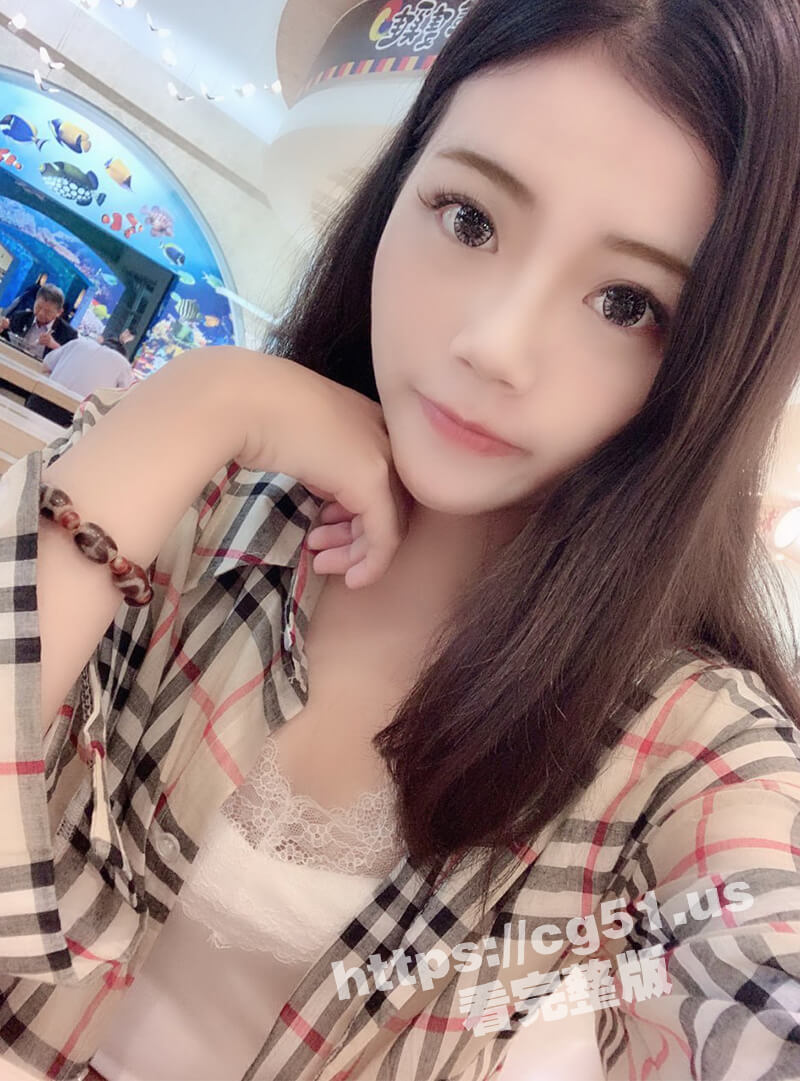 广州化妆品柜台收营员被套路 极品清纯的小姐姐被忽悠的各种场景玩自拍 让她自愿掰开鲍鱼给大家看 脸穴同框