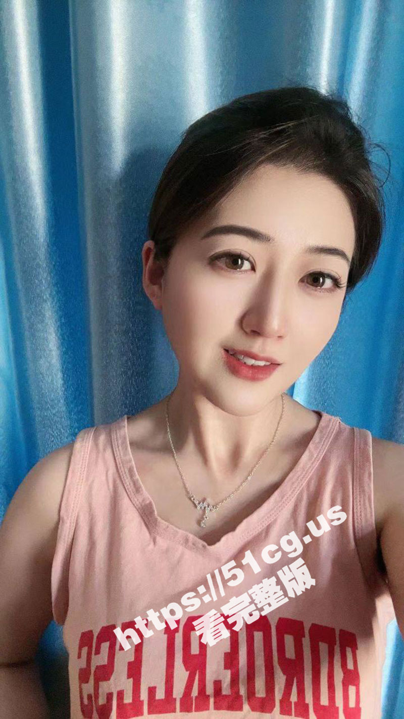 极品短发气质反差少妇 在小区楼道内就想要吃大肉棒 望着小少妇渴求的眼神 只好掏出几把赏她一发