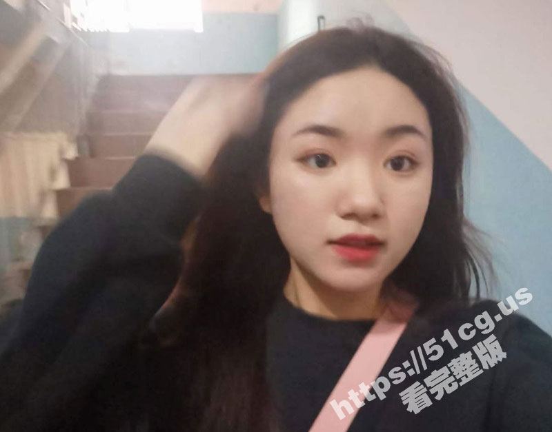 瓜友分享 出差趁机拿下公司同事 应酬完回酒店进门就舌吻 吻到她淫水四流 当晚直接无套内射小骚逼