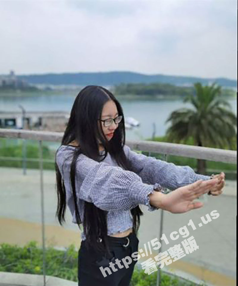 成都体育学院 研二反差眼镜娘 李苑 出轨被人玩屁眼子玩到脱肛 回到家里不敢见男友