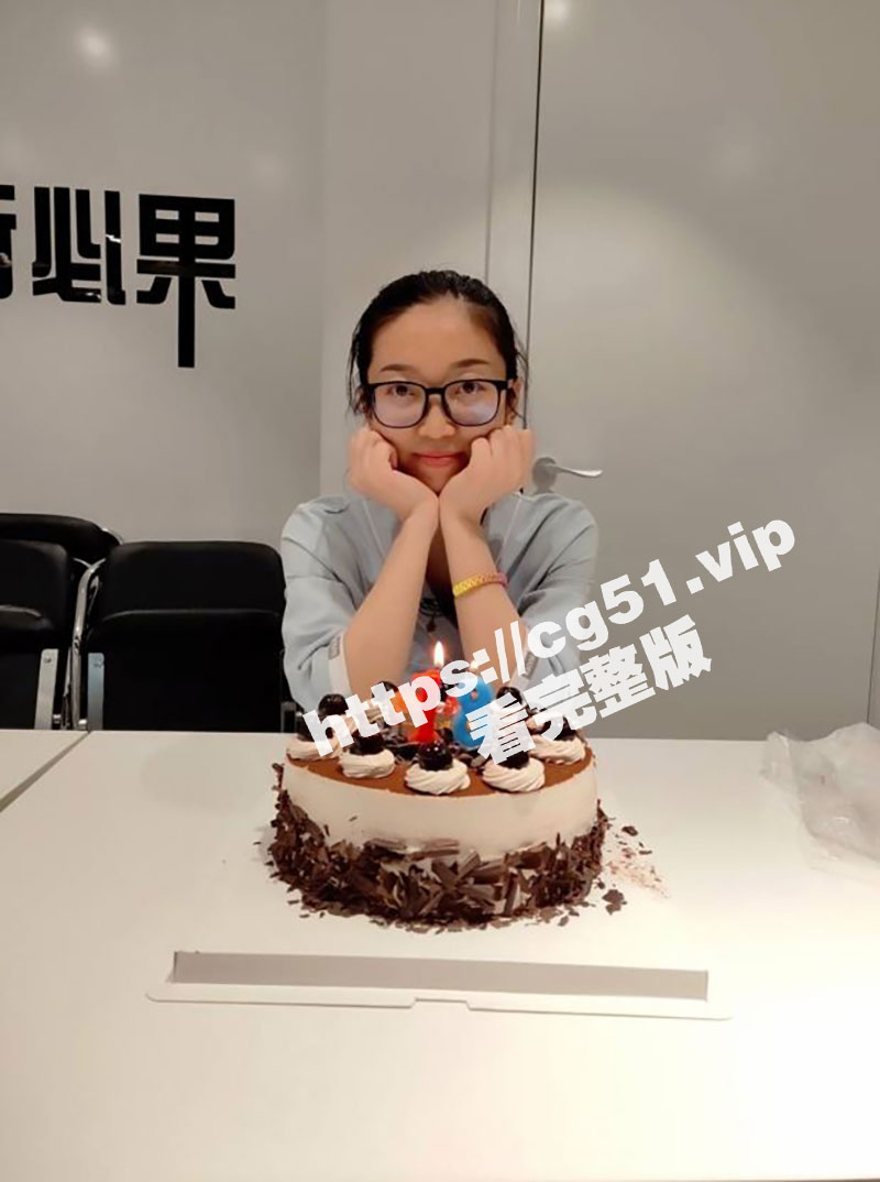 攻略文静乖巧的眼镜妹同事 约吃饭后骗去民宿开房 第一次啪看见粉穴惊呆了！原来妹妹之前就一个男朋友 还不爱操她
