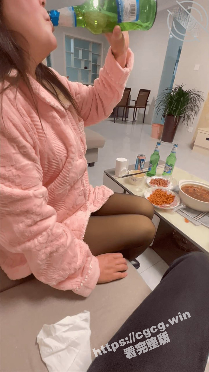 让人羡慕的母子乱伦 我的陪读妈妈 强暴内射醉酒的妈妈 高潮时喊着宝贝插我 毛毛居然是白色的！