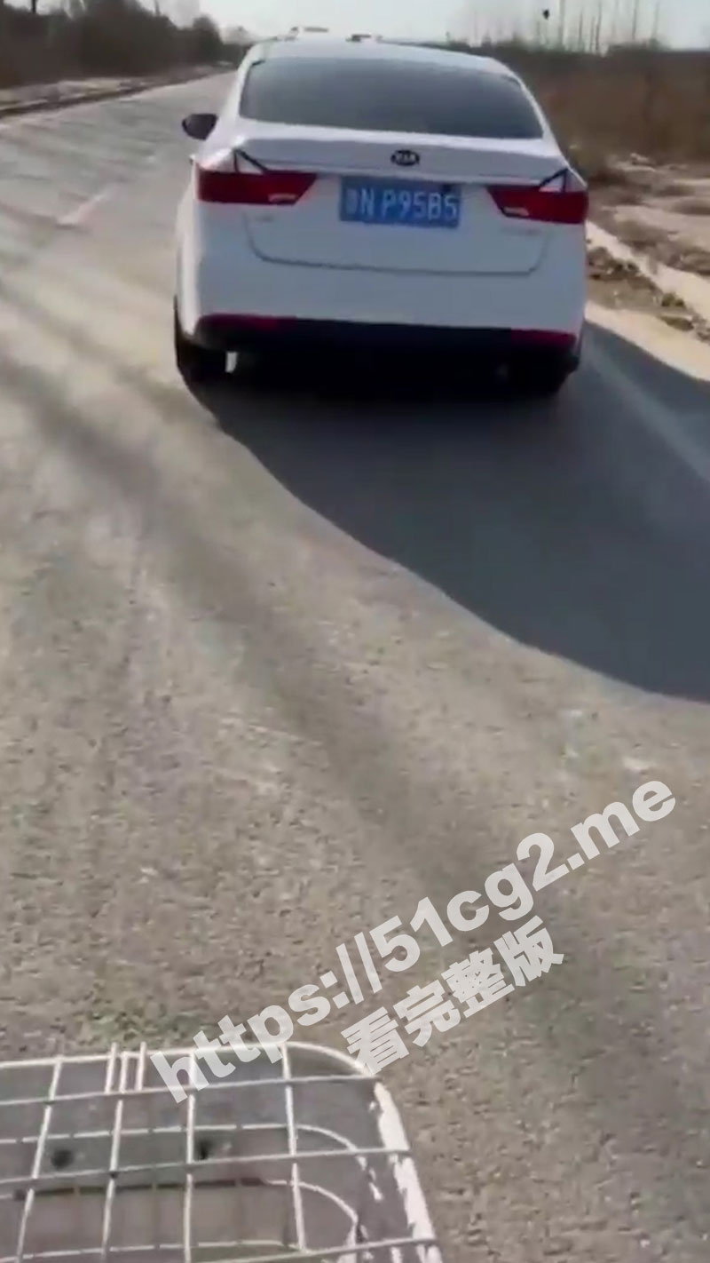 贴着玻璃偷拍人家车震 会不会被打啊
