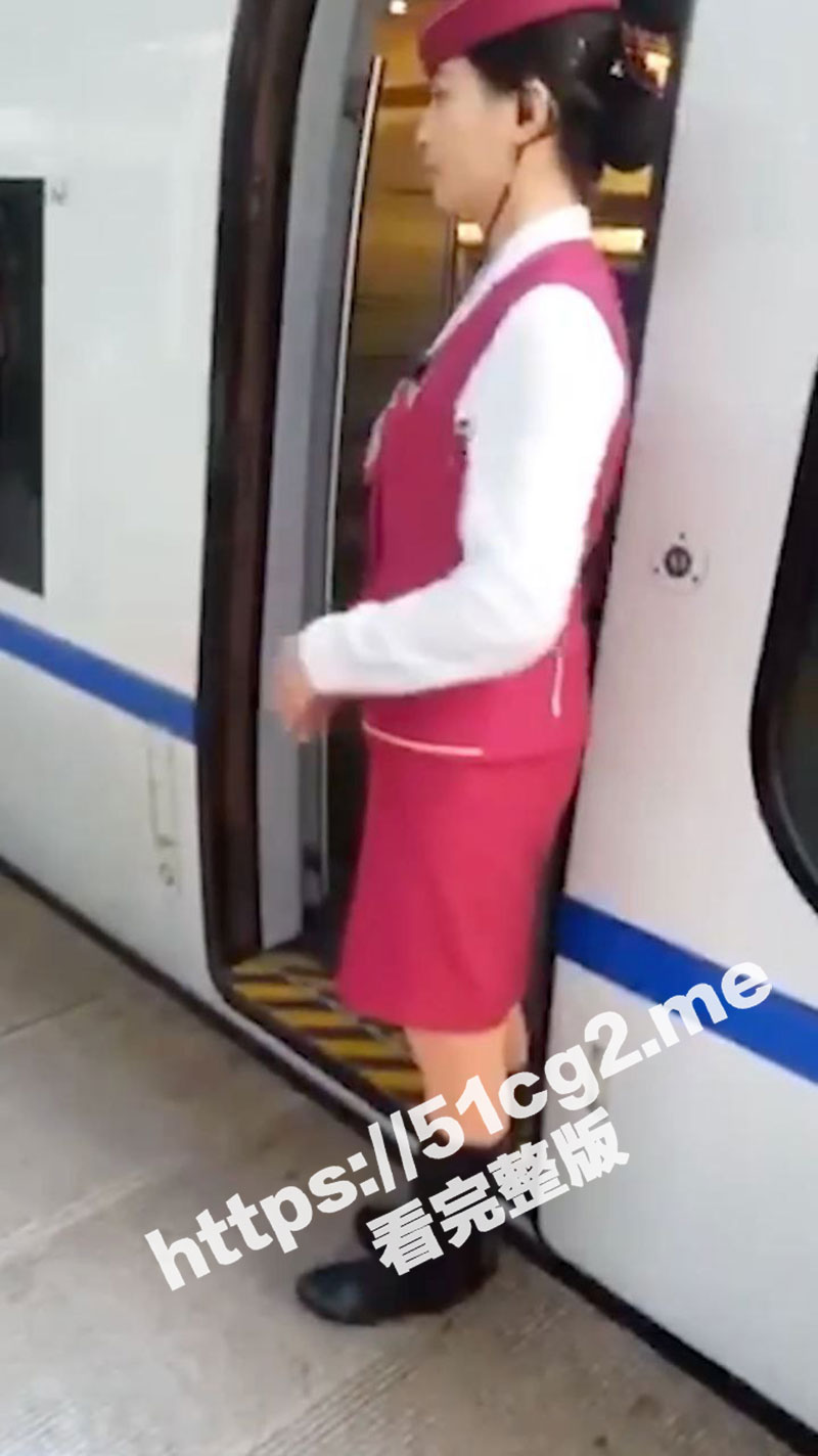 牛逼小伙尾随高铁乘务员身后 撸鸡秒射高铁车乘务员制服上