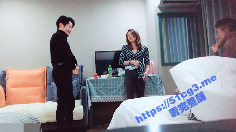两个小伙约炮40来岁风骚美人妻 身材苗条妩媚妖娆 前后夹击3P盘场大战 轮番上场好劲爆
