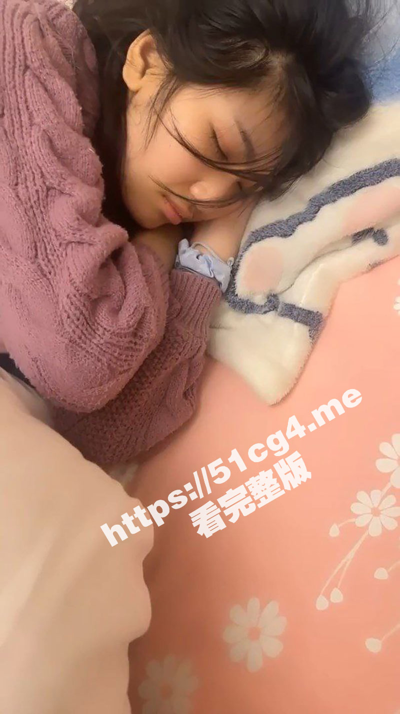 渣男半夜带好兄弟回家玩女友 在睡梦中的女友被拉起来强行玩人肉三明治 多根鸡吧轮流交替 插得白浆四溢