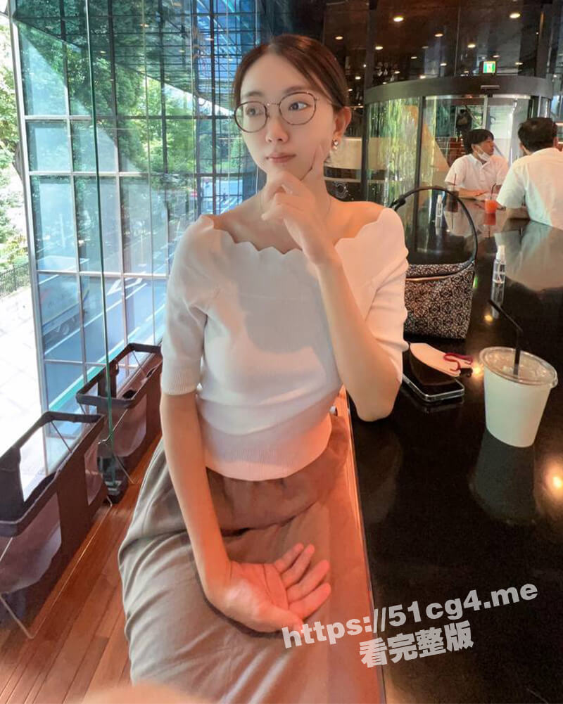 甘肃极品骚妻 夏小雪 外表清纯的眼镜娘 露出癖到处露奶 喜欢老公边草边扣 这样才能达到高潮