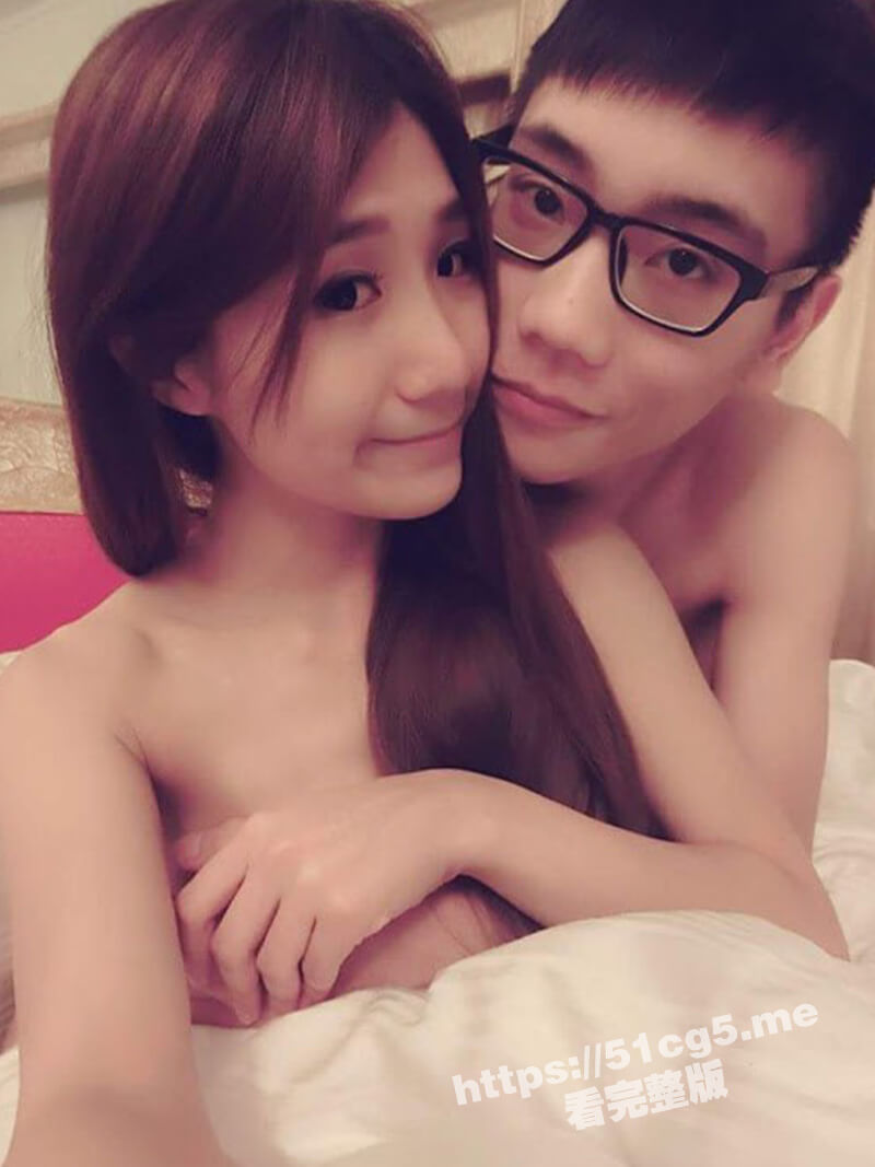 眼镜哥的小女友 来大姨妈了 照操不误 前门不行就走后门 越操血越多 满床经血场面好血腥 慎入