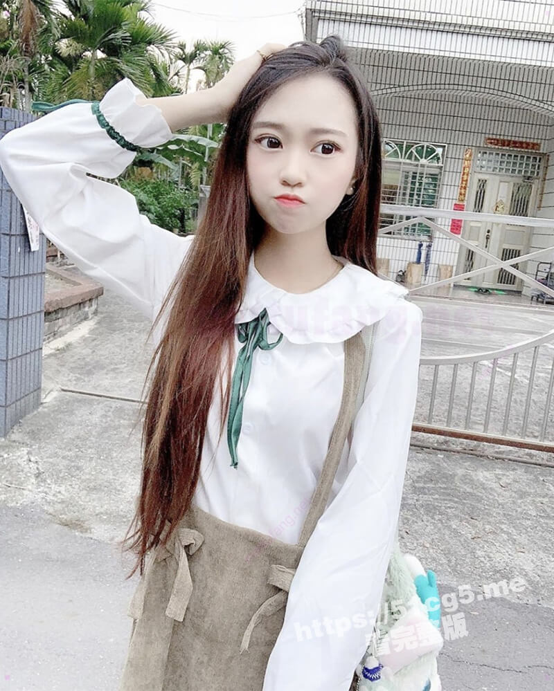 被假经纪人欺骗的00后极品嫩妹 主动掰开鲍鱼看看是否处女 果然是人美逼美 翘臀大奶经纪人很满意