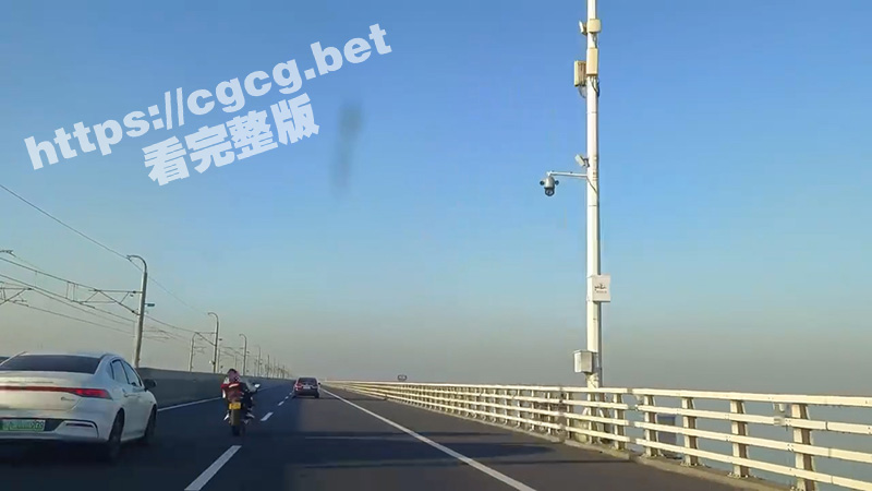 石臼湖又抬走一位！江苏南京 石臼湖 摩托车追尾私家车 看来还是飞的太低了！