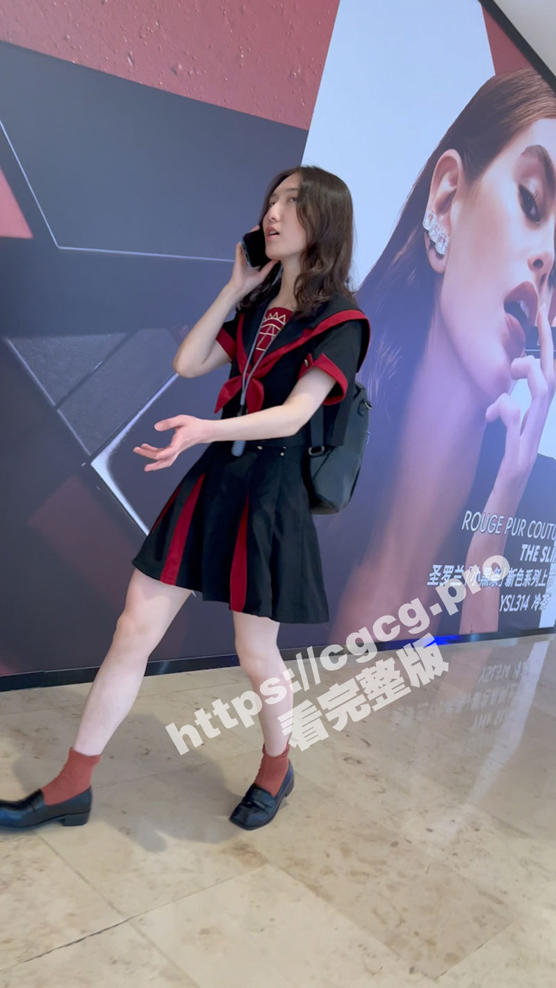 商场一路跟踪抄底不穿内裤的短裙美女 干干净净的鲍鱼真想摸一下