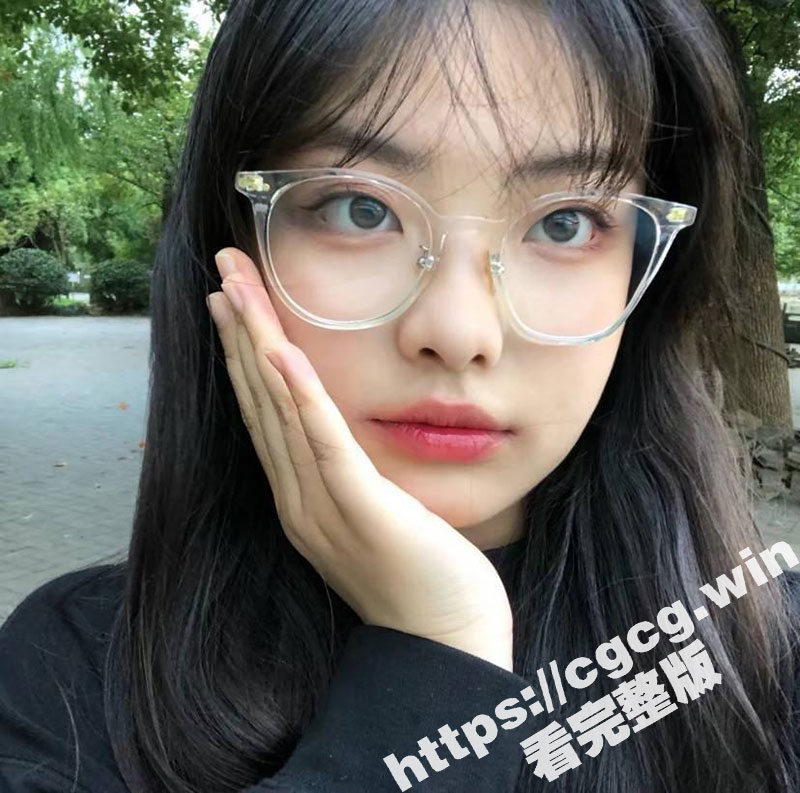 瓜友分享互换女友资源 表面挺清纯的妹子 竟是富哥被长期包养的反差母狗 听话又乖巧 又是羡慕富哥的一天